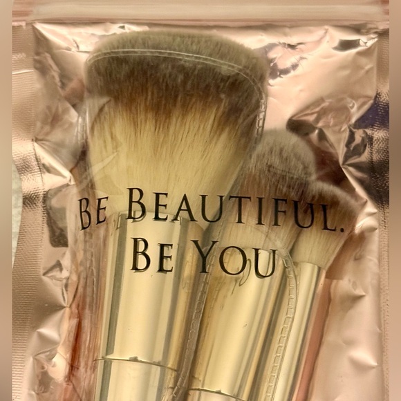 Brand New Farah Rendezvous Makeup Brush Set - Picture 3 of 3